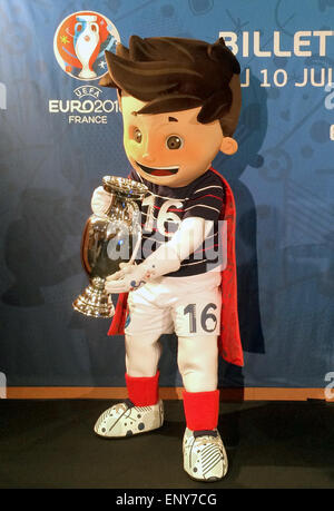 Paris, Frankreich. 12. Mai 2015. Maskottchen "Super Victor" hält eine Replik des European Championship Cup in seinen Händen während einer Präsentation für Eintrittskarten für die UEFA EURO 2016 zu fördern, die an den öffentlichen Start verfügbar sein wird heute in Paris, Frankreich, 12. Mai 2015. In der ersten Phase vom 10. Juni bis 10. Juli 2015 werden 1 Million Tickets für die 51 Spiele verkauft ausschließlich online (euro2016.tickets.uefa.com). Erfolgreiche Bewerber werden durch eine zufällige Auswahlverfahren ermittelt. Foto: GERD ROTH/Dpa/Alamy Live News Stockfoto