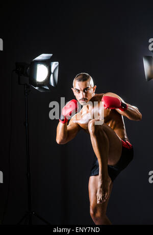 Boxer mit Studioleuchten in Sport-Konzept Stockfoto