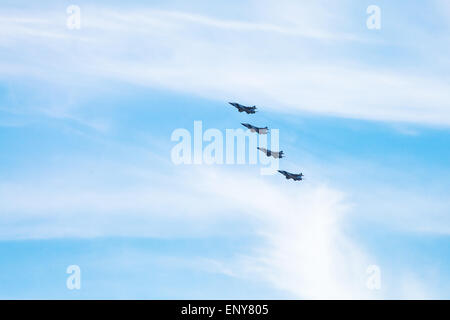 vier Kämpfer militärische Flugzeuge in blauen Wolkenhimmel Stockfoto