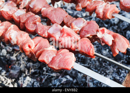 Spieße mit Lamm Shish Kebab Grill hautnah Stockfoto