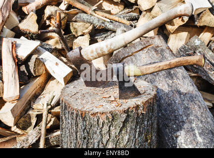 Stapel von Holz, Deck für Brennholz hacken, zwei Achsen auf rustikalen Innenhof Stockfoto