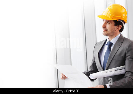 Geschäftsmann im Bau Helm denken Stockfoto