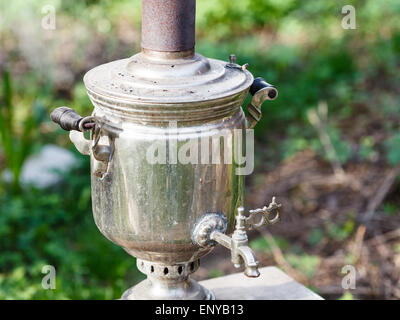 alten Stahl Samowar - kochenden Kessel auf Hinterhof Stockfoto