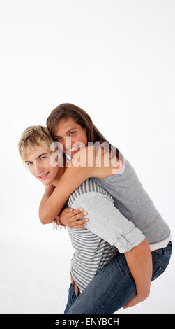 Kleiner Junge mit seiner Freundin piggyback-Fahrt Stockfoto