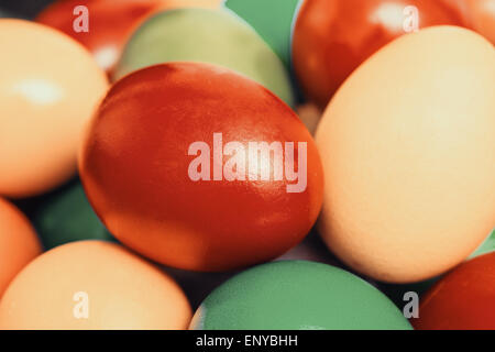 Retro-Foto von Easter Eggs in Haufen Korb Stockfoto