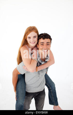 Kleiner Junge mit seinem Freund piggyback-Fahrt Stockfoto