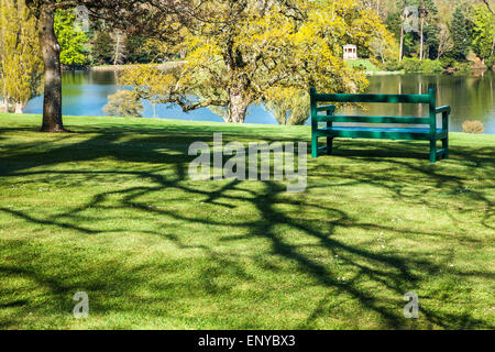 Das Gelände des Anwesens Bowood in Wiltshire, Blick über den See in den dorischen Tempel. Stockfoto