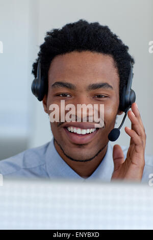 Afroamerikanischen jungen Geschäftsmann in einem Callcenter Stockfoto