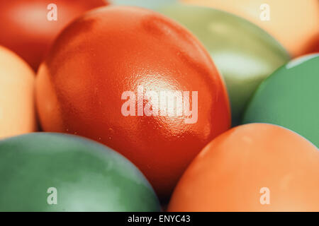 Retro-Foto von Easter Eggs in Haufen Korb Stockfoto