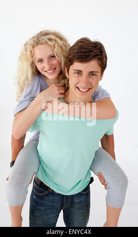 Teen Kerl geben einen Freund piggyback-Fahrt Stockfoto
