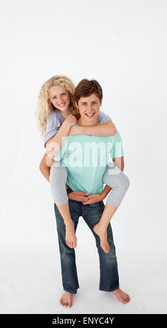 Kleiner Junge mit seiner Freundin piggyback-Fahrt Stockfoto