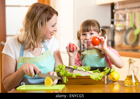 Mutter und Kind Kochen und Spaß in der Küche Stockfoto