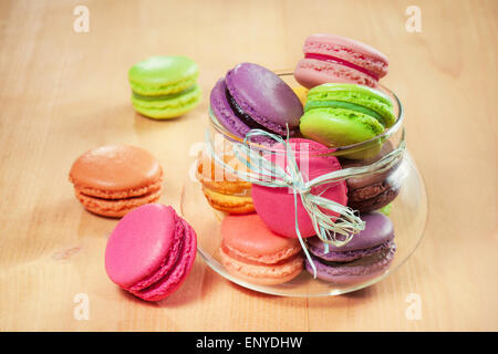 französische bunten Macarons in einem Glas Stockfoto