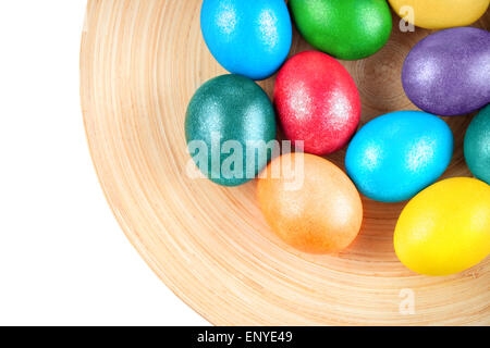 bunte Ostereier auf dem Teller Stockfoto