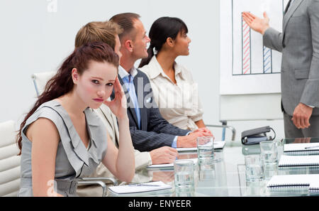 Geschäftsfrau, die Langeweile in einer Präsentation Stockfoto