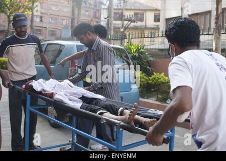 Kathmandu, Nepal. 12. Mai 2015. Nepalesen durchgeführt eine Leiche in einem Krankenhaus heute, nachdem das zweite Erdbeben in Nepal, Kathmandu, Nepal. Eine Erdbeben der Stärke 7,3 mindestens 37 Menschen getötet und verbreiten Panik in Nepal am Dienstag bereits geschwächt durch einen verheerenden Beben weniger als drei Wochen und Entfesselung Erdrutsche im Himalaya Täler in der Nähe von Mount Everest Gebäude zum Einsturz zu bringen. Bildnachweis: Suvra Kanti Das/ZUMA Wire/ZUMAPRESS.com/Alamy Live-Nachrichten Stockfoto