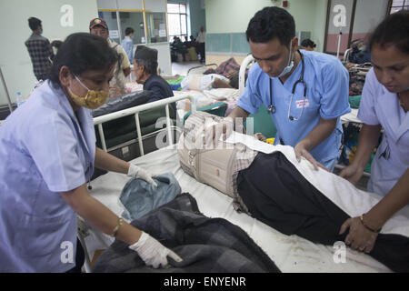 Kathmandu, Nepal. 12. Mai 2015. Opfer des Erdbebens nehmen Behandlung in einem Krankenhaus in Kathmandu, Nepal. Eine Erdbeben der Stärke 7,3 mindestens 37 Menschen getötet und verbreiten Panik in Nepal am Dienstag bereits geschwächt durch einen verheerenden Beben weniger als drei Wochen und Entfesselung Erdrutsche im Himalaya Täler in der Nähe von Mount Everest Gebäude zum Einsturz zu bringen. Bildnachweis: Suvra Kanti Das/ZUMA Wire/ZUMAPRESS.com/Alamy Live-Nachrichten Stockfoto