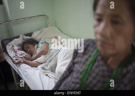 Kathmandu, Nepal. 12. Mai 2015. Opfer des Erdbebens nehmen Behandlung in einem Krankenhaus in Kathmandu, Nepal. Eine Erdbeben der Stärke 7,3 mindestens 37 Menschen getötet und verbreiten Panik in Nepal am Dienstag bereits geschwächt durch einen verheerenden Beben weniger als drei Wochen und Entfesselung Erdrutsche im Himalaya Täler in der Nähe von Mount Everest Gebäude zum Einsturz zu bringen. Bildnachweis: Suvra Kanti Das/ZUMA Wire/ZUMAPRESS.com/Alamy Live-Nachrichten Stockfoto