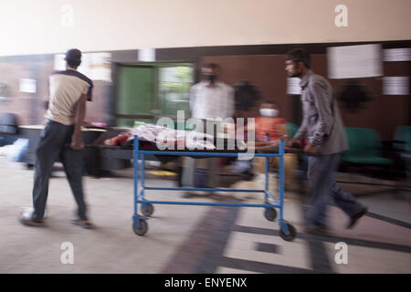 Kathmandu, Nepal. 12. Mai 2015. Nepalesen durchgeführt eine Leiche in einem Krankenhaus heute, nachdem das zweite Erdbeben in Nepal, Kathmandu, Nepal. Eine Erdbeben der Stärke 7,3 mindestens 37 Menschen getötet und verbreiten Panik in Nepal am Dienstag bereits geschwächt durch einen verheerenden Beben weniger als drei Wochen und Entfesselung Erdrutsche im Himalaya Täler in der Nähe von Mount Everest Gebäude zum Einsturz zu bringen. Bildnachweis: Suvra Kanti Das/ZUMA Wire/ZUMAPRESS.com/Alamy Live-Nachrichten Stockfoto