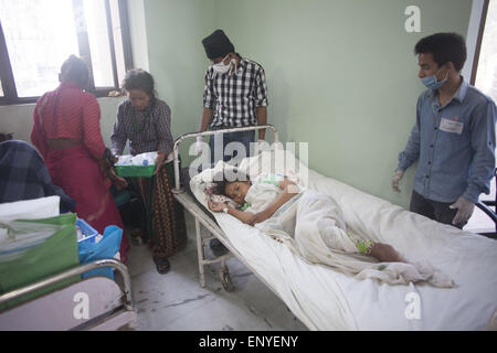 Kathmandu, Nepal. 12. Mai 2015. Opfer des Erdbebens nehmen Behandlung in einem Krankenhaus in Kathmandu, Nepal. Eine Erdbeben der Stärke 7,3 mindestens 37 Menschen getötet und verbreiten Panik in Nepal am Dienstag bereits geschwächt durch einen verheerenden Beben weniger als drei Wochen und Entfesselung Erdrutsche im Himalaya Täler in der Nähe von Mount Everest Gebäude zum Einsturz zu bringen. Bildnachweis: Suvra Kanti Das/ZUMA Wire/ZUMAPRESS.com/Alamy Live-Nachrichten Stockfoto