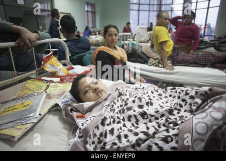 Kathmandu, Nepal. 12. Mai 2015. Opfer des Erdbebens nehmen Behandlung in einem Krankenhaus in Kathmandu, Nepal. Eine Erdbeben der Stärke 7,3 mindestens 37 Menschen getötet und verbreiten Panik in Nepal am Dienstag bereits geschwächt durch einen verheerenden Beben weniger als drei Wochen und Entfesselung Erdrutsche im Himalaya Täler in der Nähe von Mount Everest Gebäude zum Einsturz zu bringen. Bildnachweis: Suvra Kanti Das/ZUMA Wire/ZUMAPRESS.com/Alamy Live-Nachrichten Stockfoto