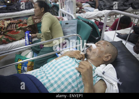 Kathmandu, Nepal. 12. Mai 2015. Opfer des Erdbebens nehmen Behandlung in einem Krankenhaus in Kathmandu, Nepal. Eine Erdbeben der Stärke 7,3 mindestens 37 Menschen getötet und verbreiten Panik in Nepal am Dienstag bereits geschwächt durch einen verheerenden Beben weniger als drei Wochen und Entfesselung Erdrutsche im Himalaya Täler in der Nähe von Mount Everest Gebäude zum Einsturz zu bringen. Bildnachweis: Suvra Kanti Das/ZUMA Wire/ZUMAPRESS.com/Alamy Live-Nachrichten Stockfoto