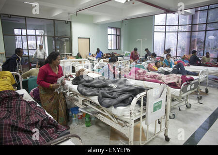 Kathmandu, Nepal. 12. Mai 2015. Opfer des Erdbebens nehmen Behandlung in einem Krankenhaus in Kathmandu, Nepal. Eine Erdbeben der Stärke 7,3 mindestens 37 Menschen getötet und verbreiten Panik in Nepal am Dienstag bereits geschwächt durch einen verheerenden Beben weniger als drei Wochen und Entfesselung Erdrutsche im Himalaya Täler in der Nähe von Mount Everest Gebäude zum Einsturz zu bringen. Bildnachweis: Suvra Kanti Das/ZUMA Wire/ZUMAPRESS.com/Alamy Live-Nachrichten Stockfoto