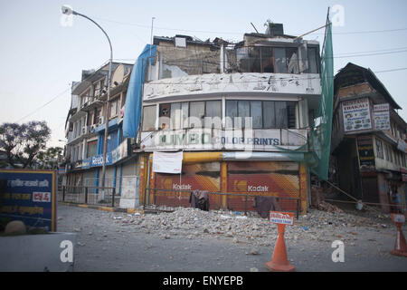 Kathmandu, Nepal. 12. Mai 2015. Eine zerstörte Struktur steht allein in Kathmandu, Nepal. Eine Erdbeben der Stärke 7,3 mindestens 37 Menschen getötet und verbreiten Panik in Nepal am Dienstag bereits geschwächt durch einen verheerenden Beben weniger als drei Wochen und Entfesselung Erdrutsche im Himalaya Täler in der Nähe von Mount Everest Gebäude zum Einsturz zu bringen. Bildnachweis: Suvra Kanti Das/ZUMA Wire/ZUMAPRESS.com/Alamy Live-Nachrichten Stockfoto