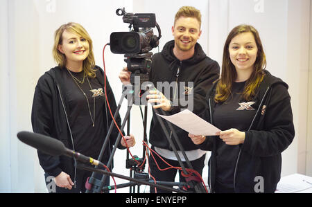 Bangor, Wales, UK. 12. Mai 2015. Danielle Fallon Casting Forscher Steve Golley Casting Forscher Katherin Zollman Runner Produktionsteam Xfactor open Audition in Deiniol Einkaufszentrum Bangor hält. Bildnachweis: Robert Eames/Alamy Live-Nachrichten Stockfoto