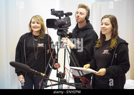 Bangor, Wales, UK. 12. Mai 2015. Danielle Fallon Casting Forscher Steve Golley Casting Forscher Katherin Zollman Runner Produktionsteam Xfactor open Audition in Deiniol Einkaufszentrum Bangor hält. Bildnachweis: Robert Eames/Alamy Live-Nachrichten Stockfoto