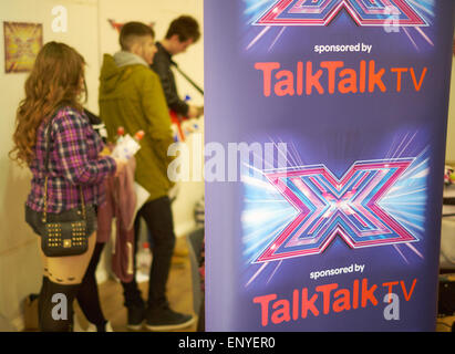 Bangor, Wales, UK. 12. Mai 2015. Danielle Fallon Casting Forscher Steve Golley Casting Forscher Katherin Zollman Runner Produktionsteam Xfactor open Audition in Deiniol Einkaufszentrum Bangor hält. Bildnachweis: Robert Eames/Alamy Live-Nachrichten Stockfoto