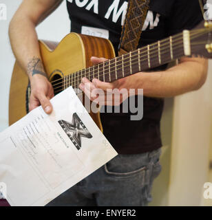 Bangor, Wales, UK. 12. Mai 2015. Danielle Fallon Casting Forscher Steve Golley Casting Forscher Katherin Zollman Runner Produktionsteam Xfactor open Audition in Deiniol Einkaufszentrum Bangor hält. Bildnachweis: Robert Eames/Alamy Live-Nachrichten Stockfoto