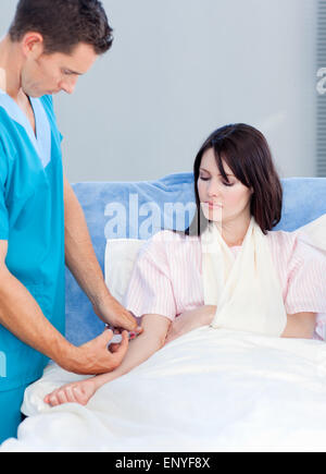 Konzentrierte Arzt einer Frau eine Spritze geben Stockfoto