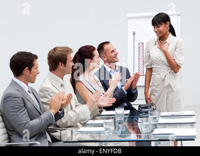 Business-Team applaudieren einen Kollegen nach einer Präsentation Stockfoto