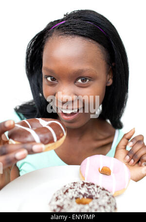 Attraktive junge Frau Essen einen Schoko donut Stockfoto