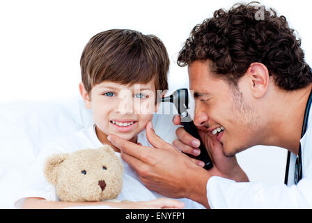 Lächelnde Arzt untersuchen Ohren des Patienten Stockfoto