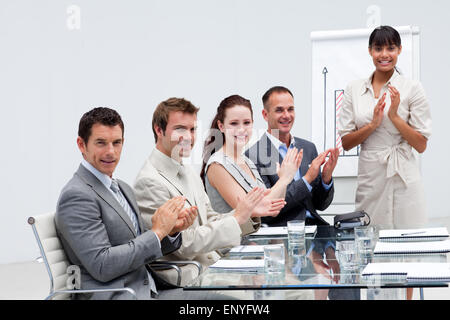 Business-Leute applaudieren einen Kollegen nach einer Präsentation Stockfoto