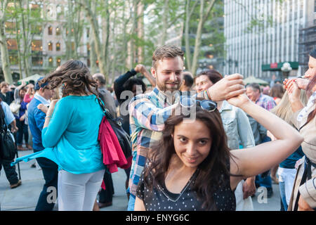 Hunderte Kanal ihre innere Fred Astaire und Ginger Rogers, wie sie die Nacht weg am Abend Eröffnung von Dancing im Bryant Park, mit einem Walzer-Ball am Mittwoch, 6. Mai 2015 in New York Walzer. Jeder vom Anfänger bis zum Amateur Konkurrenten beteiligt die wöchentliche Veranstaltung mit einem anderen Stil des Tanzes jede Woche. Live-Musik und Unterricht ergänzt die beliebte Veranstaltung. (© Richard B. Levine) Stockfoto