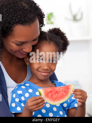 Porträt eines lächelnden Mädchens Essen Obst Stockfoto