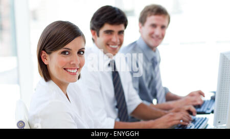Begeisterte Geschäftsleute arbeiten am Computer Stockfoto