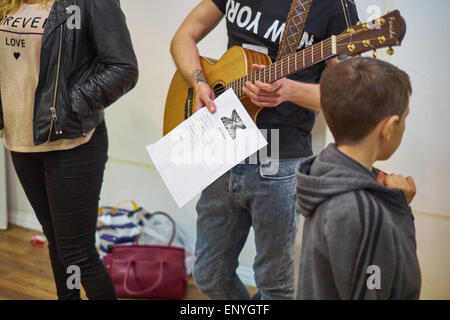 Bangor, Wales, UK. 12. Mai 2015. Danielle Fallon Casting Forscher Steve Golley Casting Forscher Katherin Zollman Runner Produktionsteam Xfactor open Audition in Deiniol Einkaufszentrum Bangor hält. Bildnachweis: Robert Eames/Alamy Live-Nachrichten Stockfoto