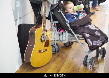 Bangor, Wales, UK. 12. Mai 2015. Danielle Fallon Casting Forscher Steve Golley Casting Forscher Katherin Zollman Runner Produktionsteam Xfactor open Audition in Deiniol Einkaufszentrum Bangor hält. Bildnachweis: Robert Eames/Alamy Live-Nachrichten Stockfoto