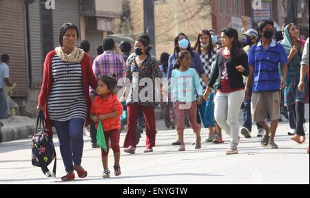 Kathmandu, Nepal. 12. Mai 2015. Menschen bewegen an sicherer Stelle nach einem Erdbeben in Kathmandu, Nepal, 12. Mai 2015. Insgesamt 37 Personen tot am Dienstag starke Beben, das Nepal rüttelte bestätigt wurden, erklärte das Innenministerium in seinem neuesten Update. Bildnachweis: Sunil Sharma/Xinhua/Alamy Live-Nachrichten Stockfoto