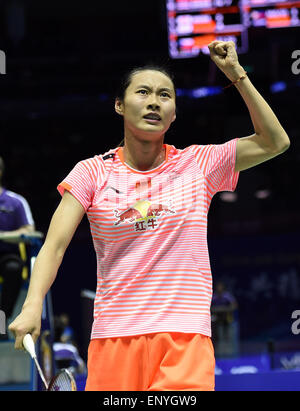 Dongguan, China Guangdong Provinz. 12. Mai 2015. Chinas Wang Yihan feiert nach dem Sieg über Thailands Busanan Ongbumrungpan während des ersten Spiels an der Sudirman Cup BWF Mixed Team WM 2015 in Dongguan, Guangdong Provinz Süd-China, 12. Mai 2015. Bildnachweis: Liu Dawei/Xinhua/Alamy Live-Nachrichten Stockfoto