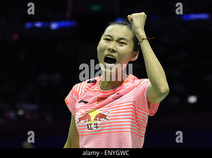 Dongguan, China Guangdong Provinz. 12. Mai 2015. Chinas Wang Yihan feiert nach dem Sieg über Thailands Busanan Ongbumrungpan während des ersten Spiels an der Sudirman Cup BWF Mixed Team WM 2015 in Dongguan, Guangdong Provinz Süd-China, 12. Mai 2015. Bildnachweis: Liu Dawei/Xinhua/Alamy Live-Nachrichten Stockfoto