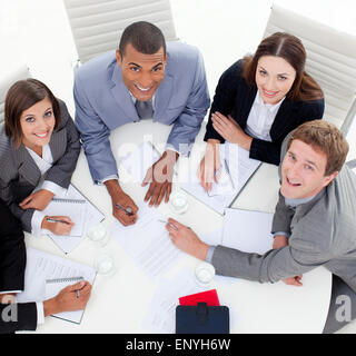 Internationale Business-Team sitzen um eine Konferenz Stockfoto