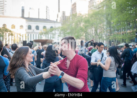 Hunderte Kanal ihre innere Fred Astaire und Ginger Rogers, wie sie die Nacht weg am Abend Eröffnung von Dancing im Bryant Park, mit einem Walzer-Ball am Mittwoch, 6. Mai 2015 in New York Walzer. Jeder vom Anfänger bis zum Amateur Konkurrenten beteiligt die wöchentliche Veranstaltung mit einem anderen Stil des Tanzes jede Woche. Live-Musik und Unterricht ergänzt die beliebte Veranstaltung. (© Richard B. Levine) Stockfoto