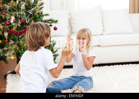 Niedlichen Geschwister, die Spaß an Weihnachten Stockfoto