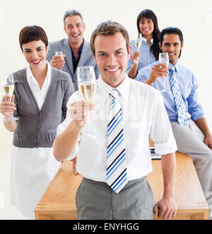 Internationale Geschäftsleute Toasten mit Champagner Stockfoto