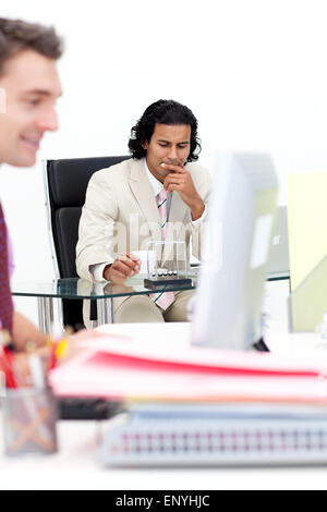Zuversichtlich Geschäftsmann mit kinetischen Kugeln bei der Arbeit zu spielen Stockfoto